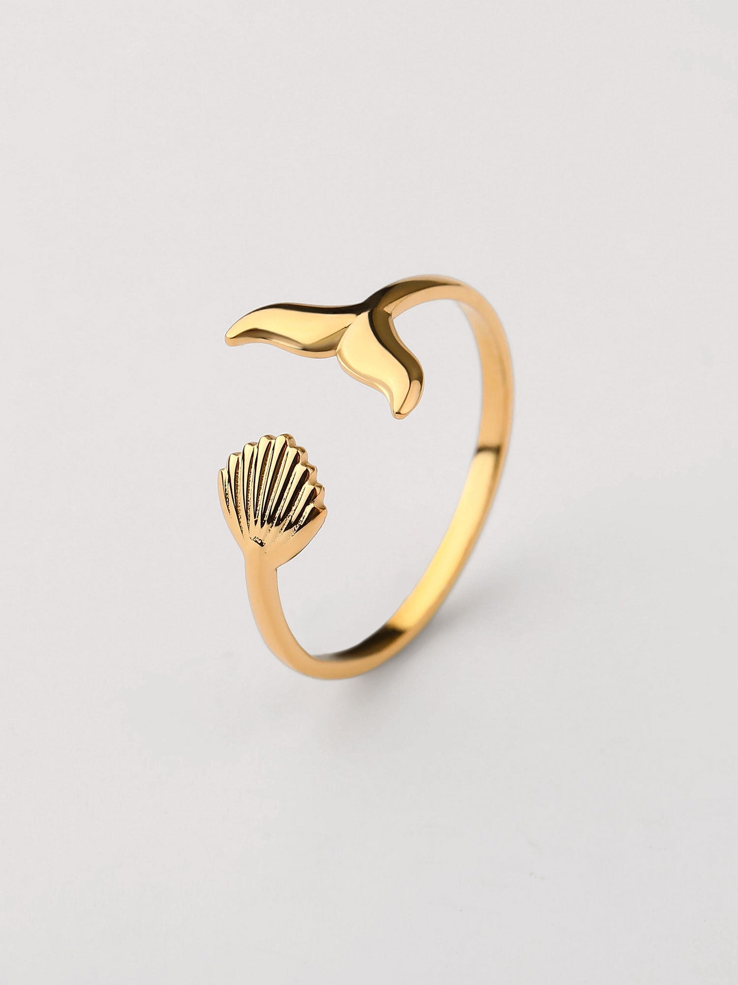 Anillo con figura de concha Dorado