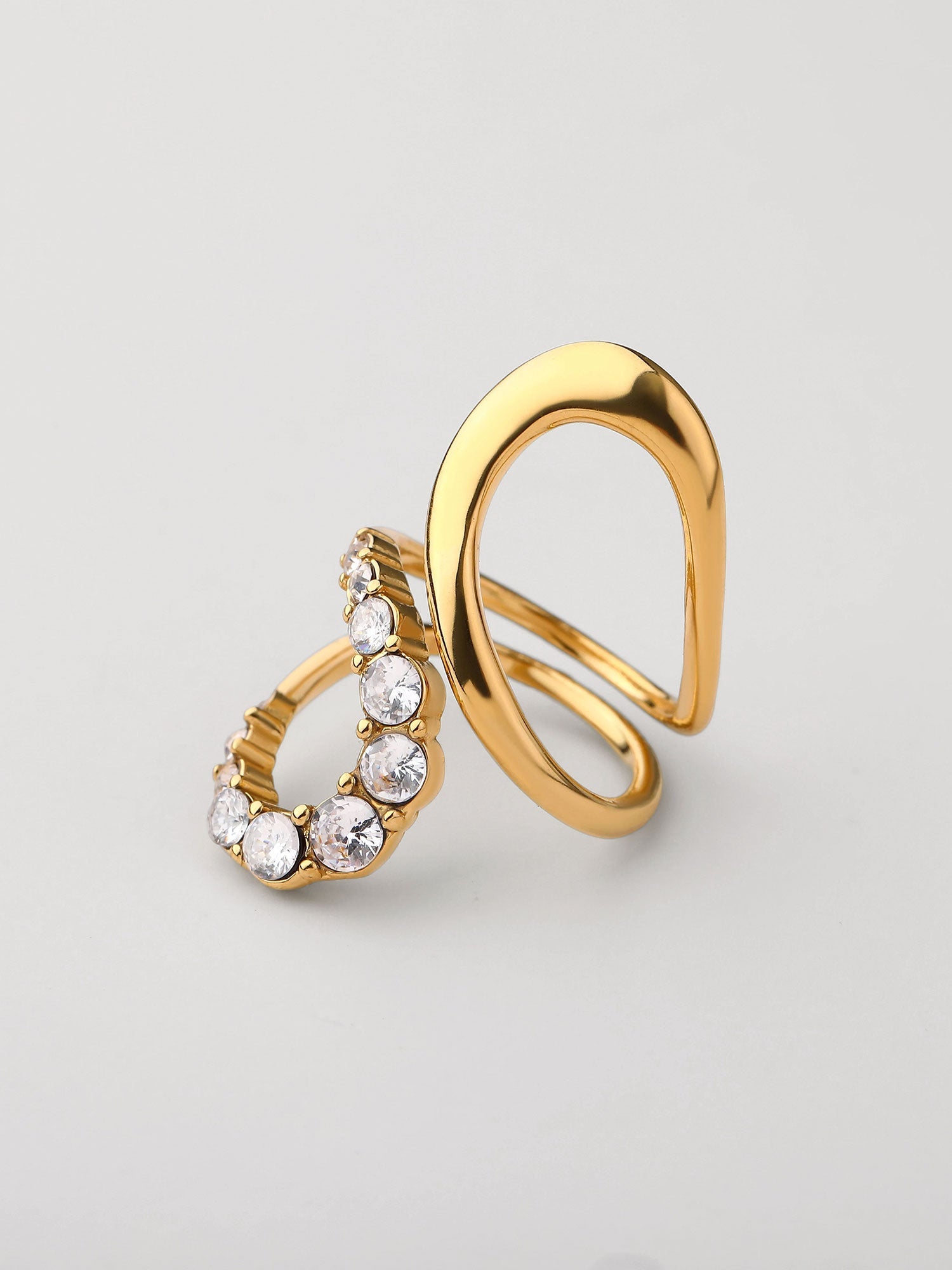 Anillo entrelazado zirconias Dorado