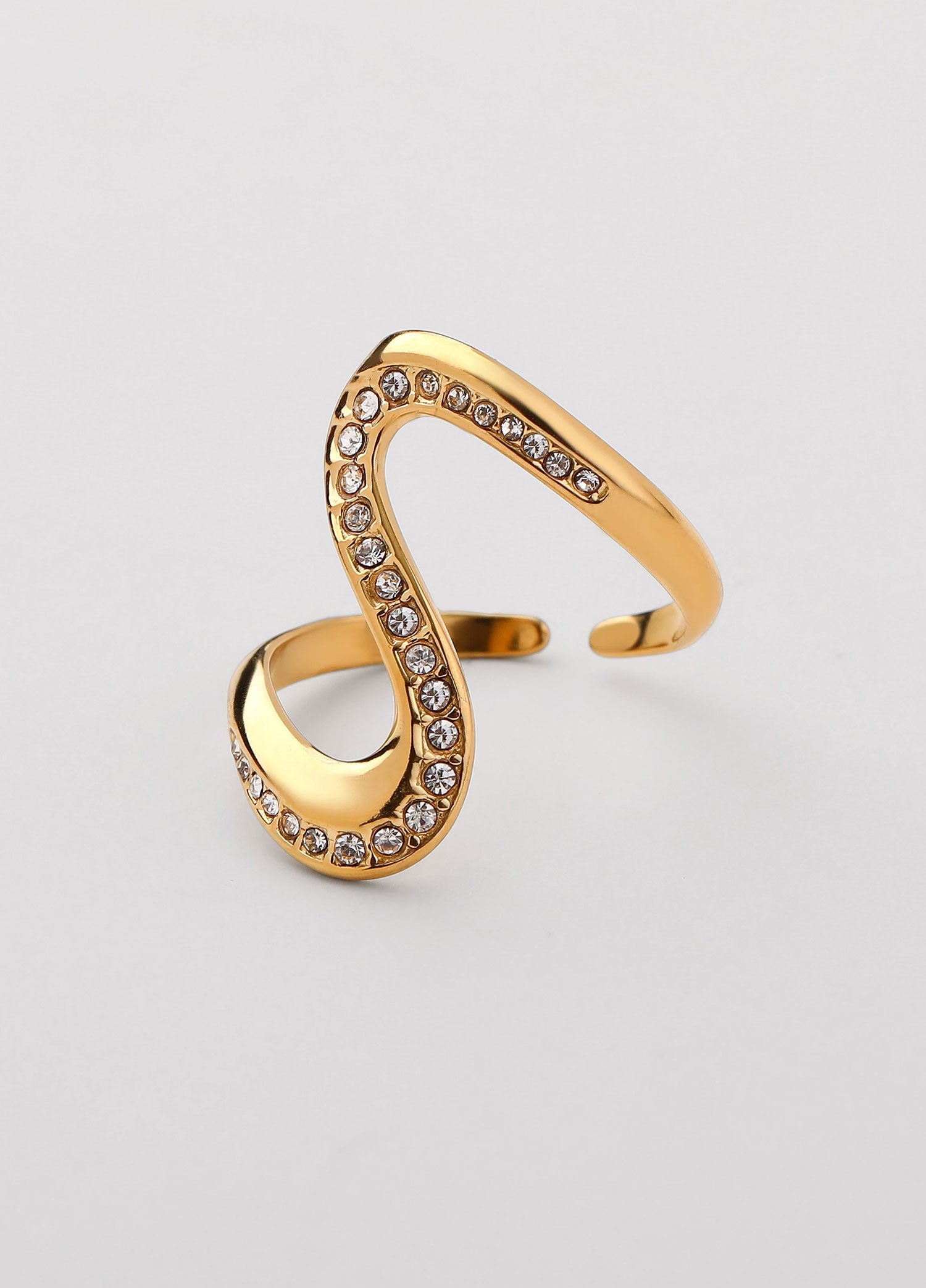 Anillo con forma con zirconias Dorado
