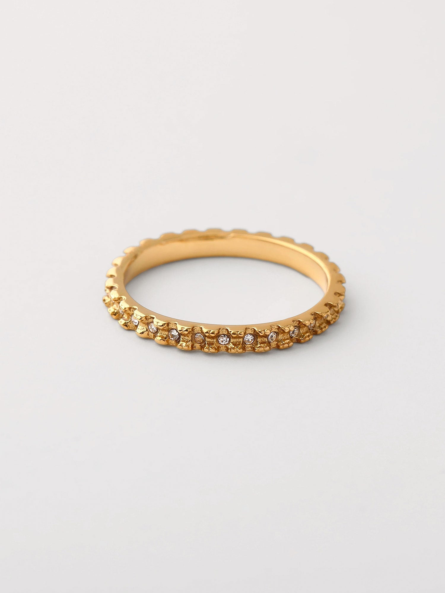 Anillo fino con zirconias Dorado