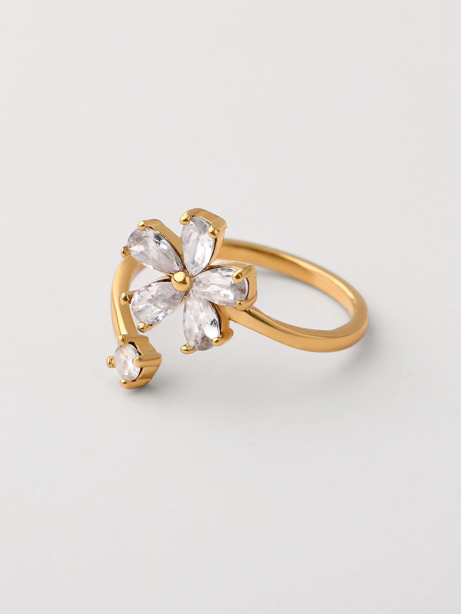 Anillo con zirconias flor Dorado