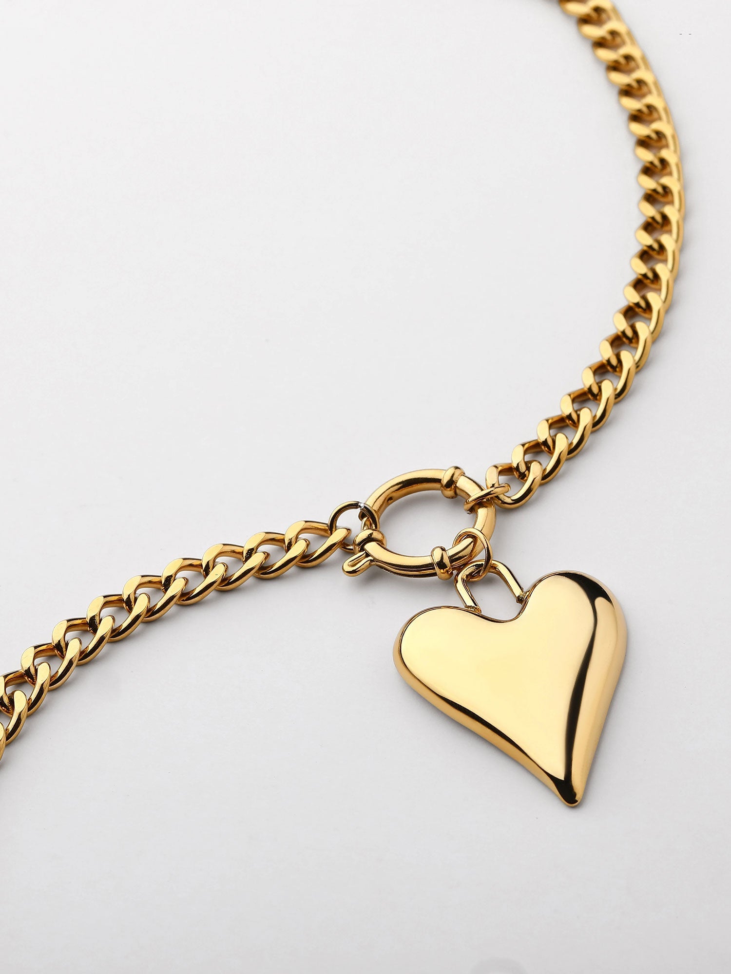 Collar con figura de corazón Dorado