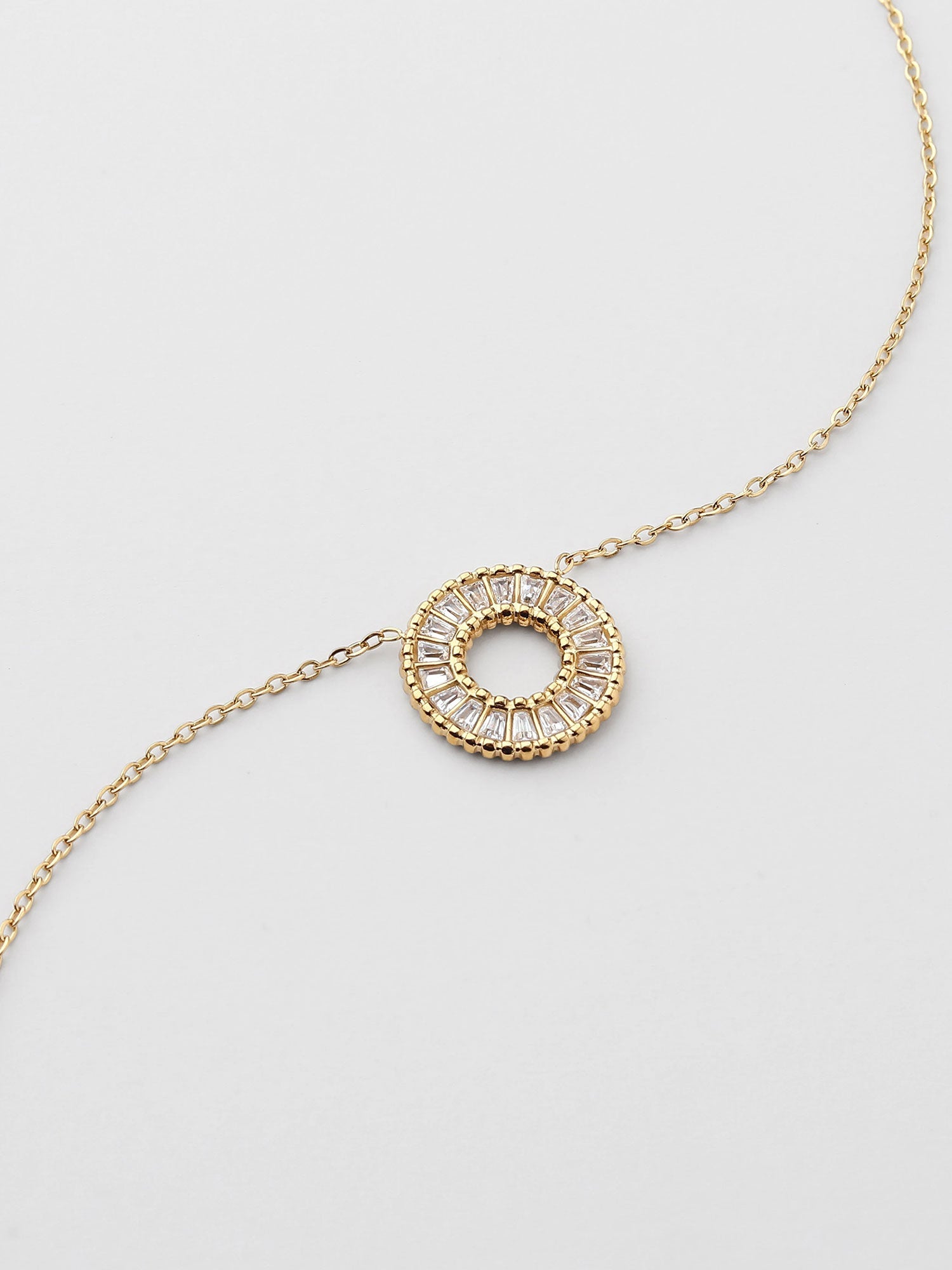 Collar circular con zirconias Dorado
