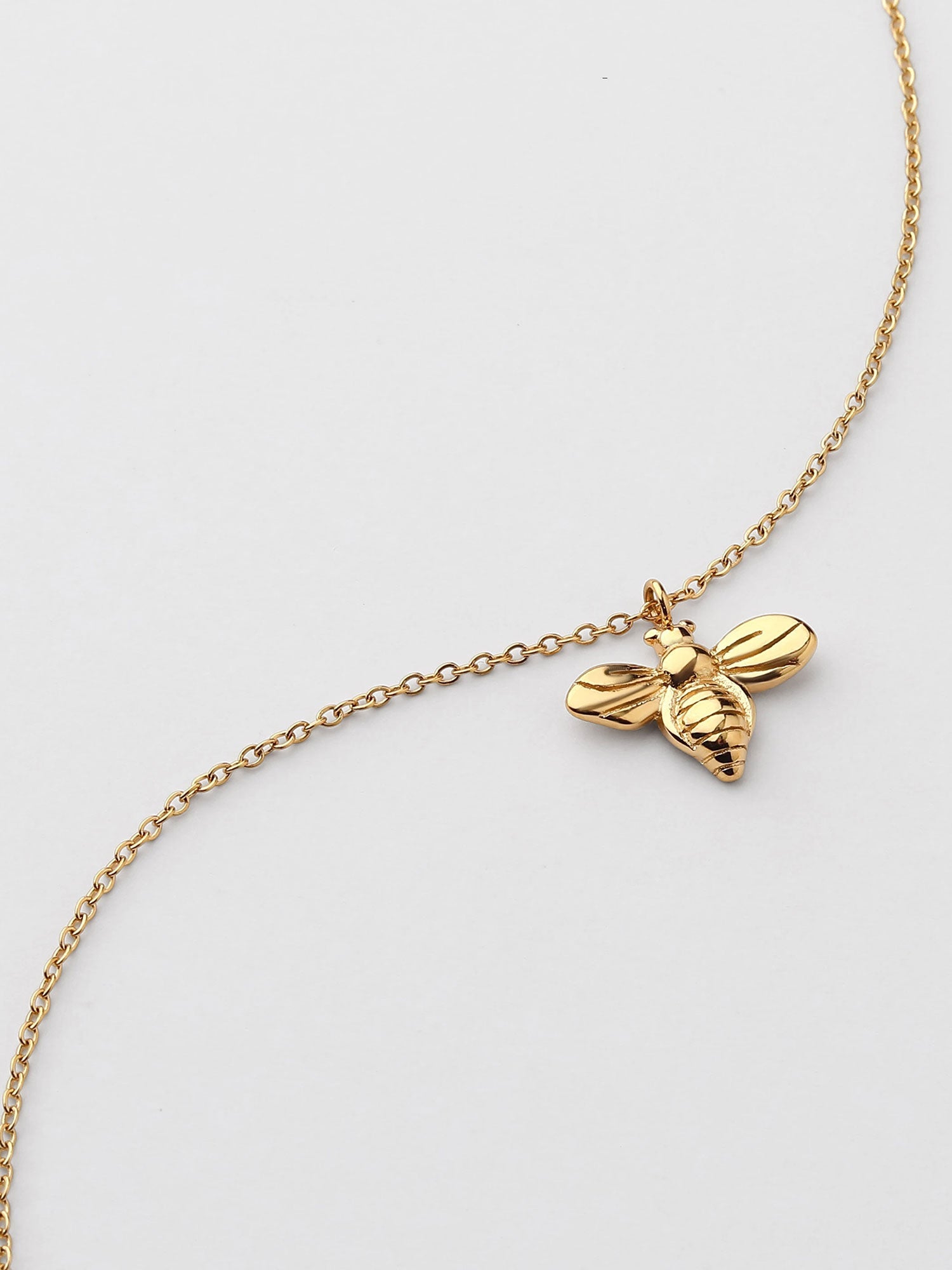 Collar con figura de abeja Dorado