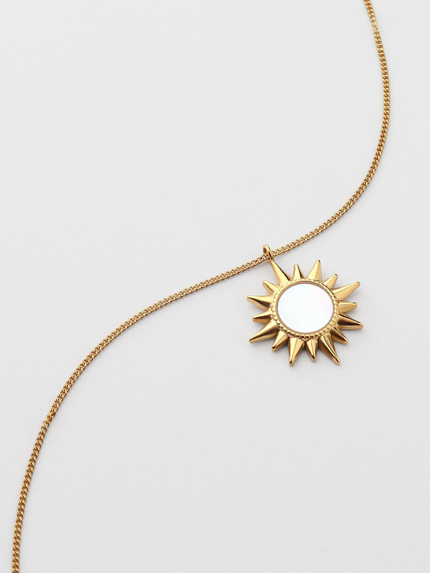 Collar con sol de nácar largo Dorado