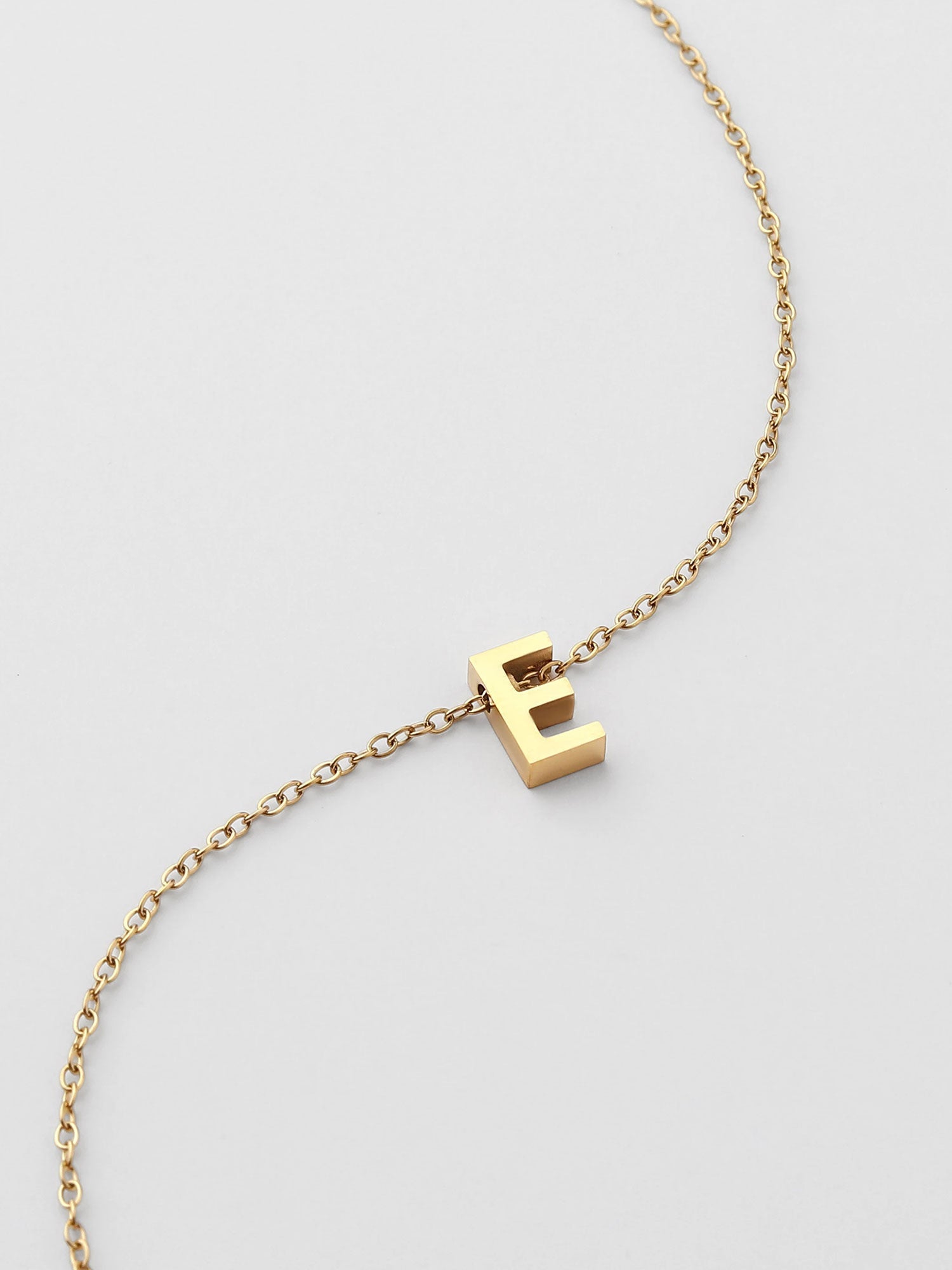 Collar Inicial E Dorado