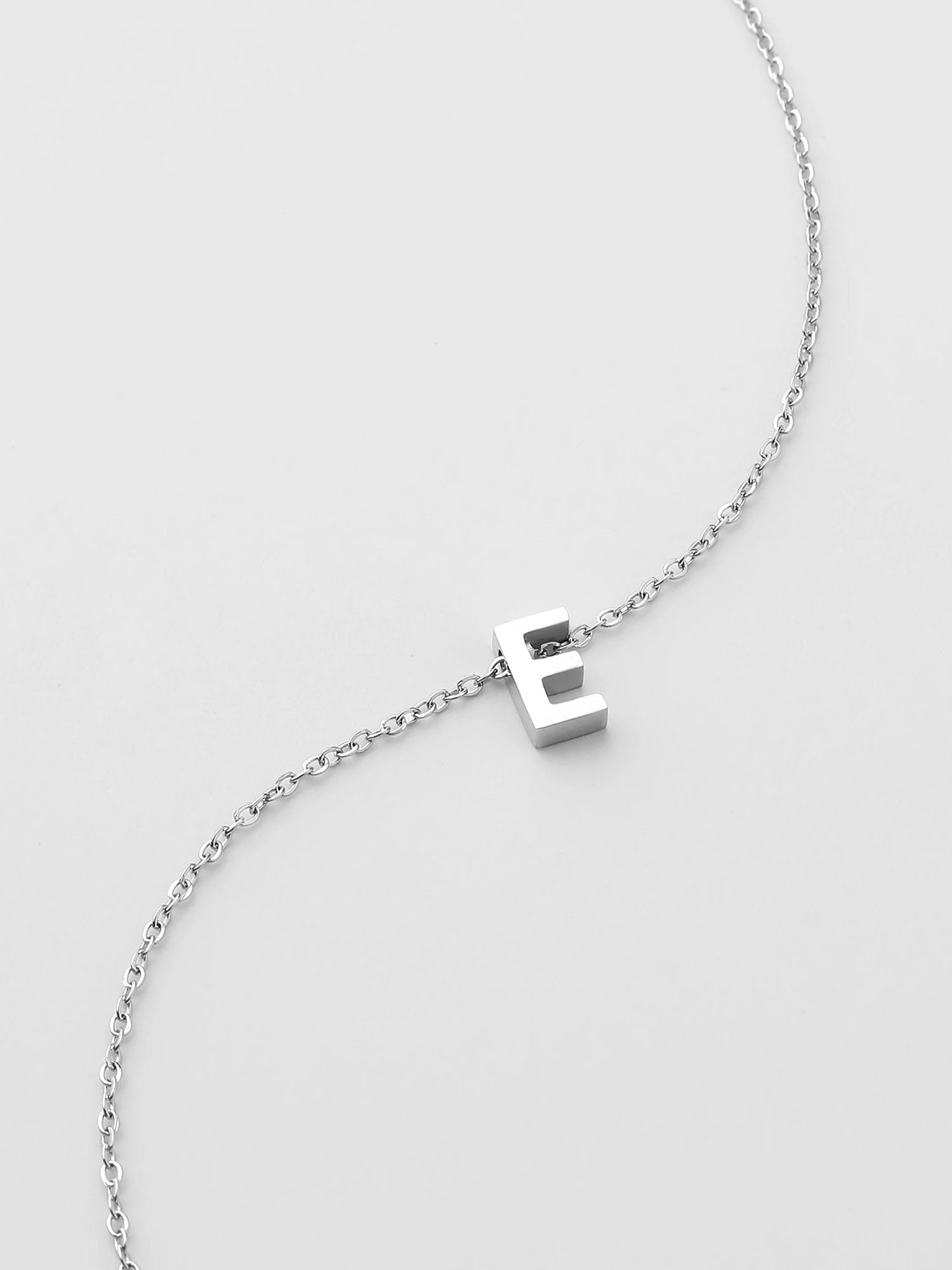 Collar Inicial E Plateado