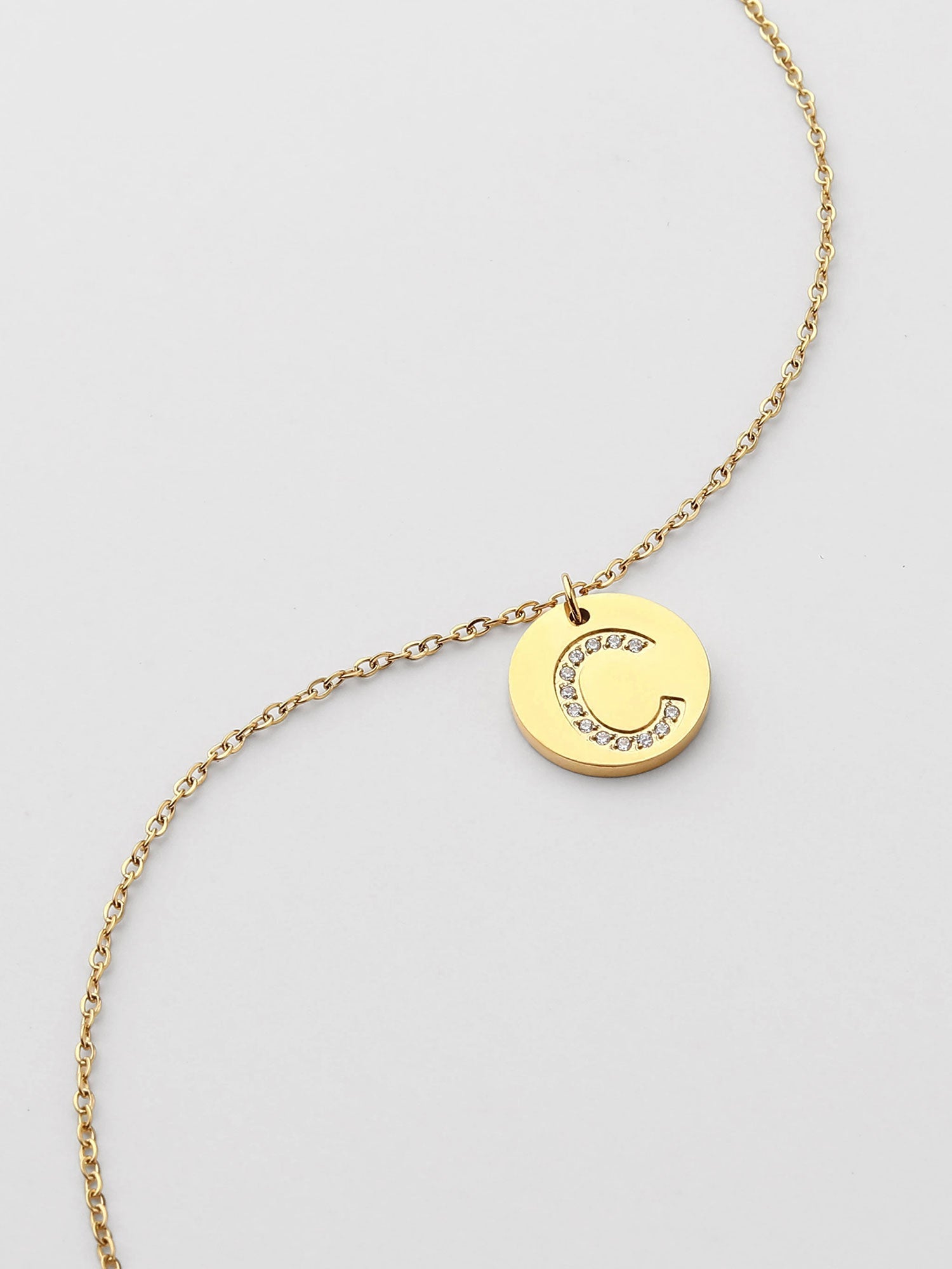 Collar Inicial C Medallón Brillante Dorado