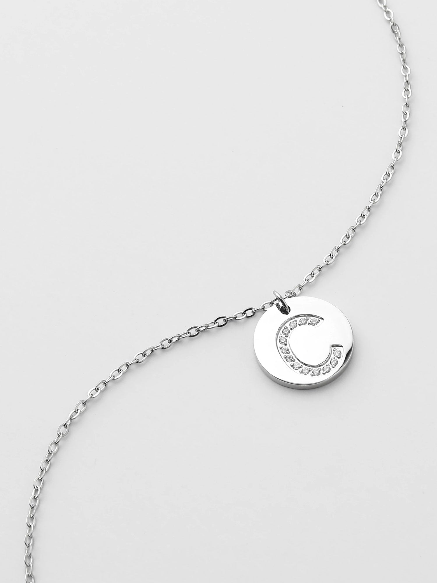 Collar Inicial C Medallón Brillante Plateado