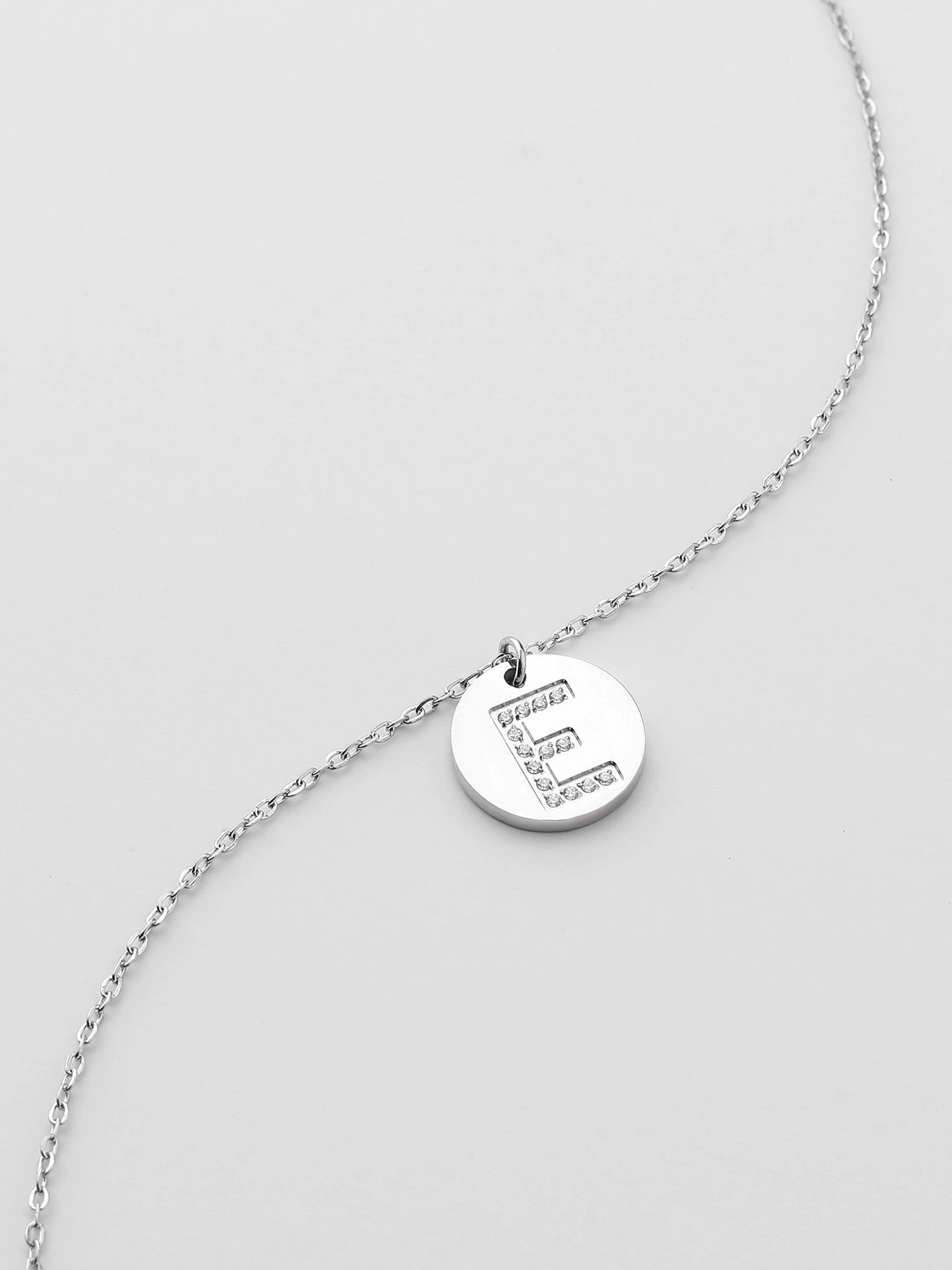 Collar Inicial E Medallón Plateado Brillante