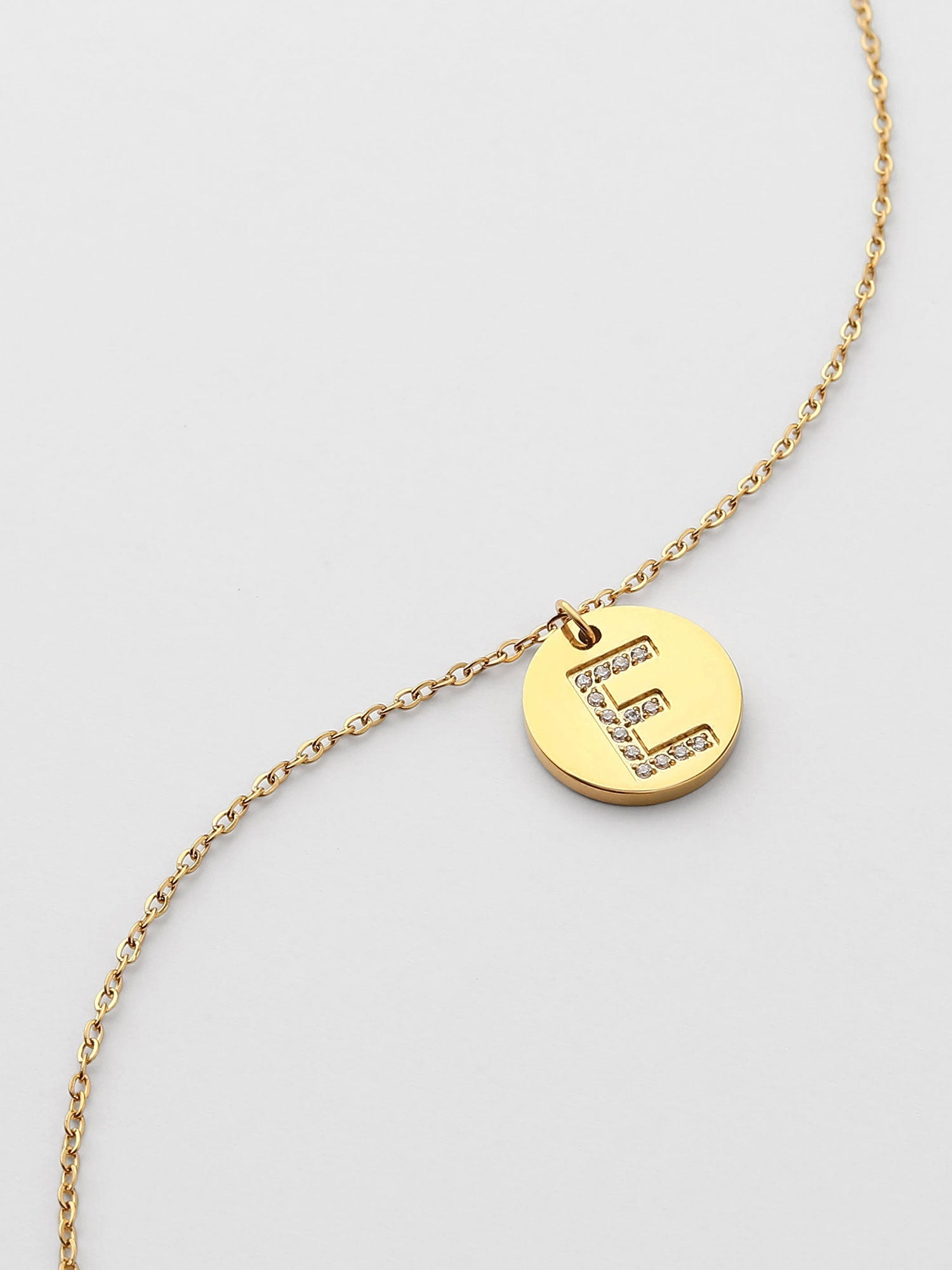 Collar Inicial E Medallón Brillante Dorado