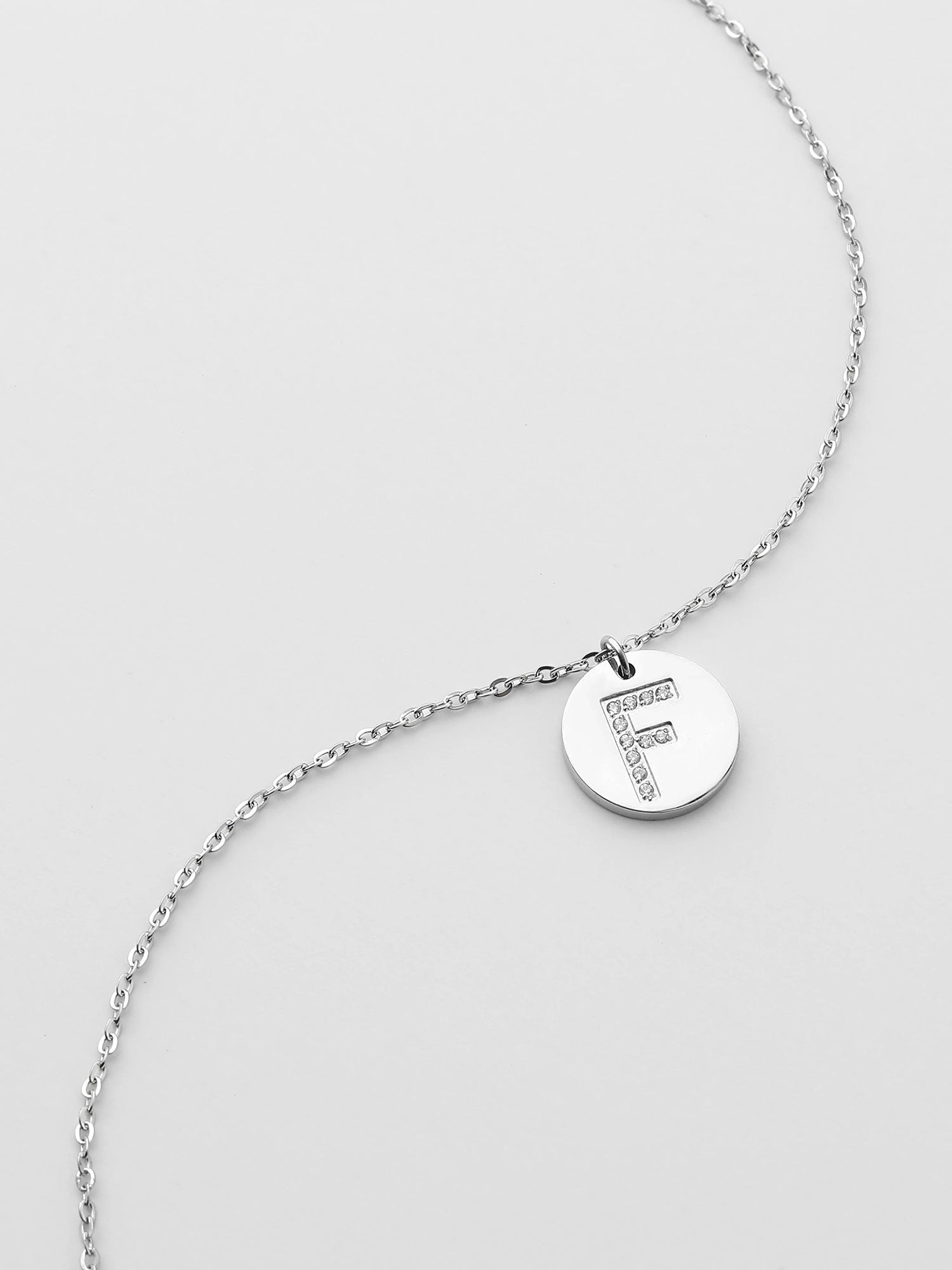 Collar Inicial F Medallón Plateado Brillante