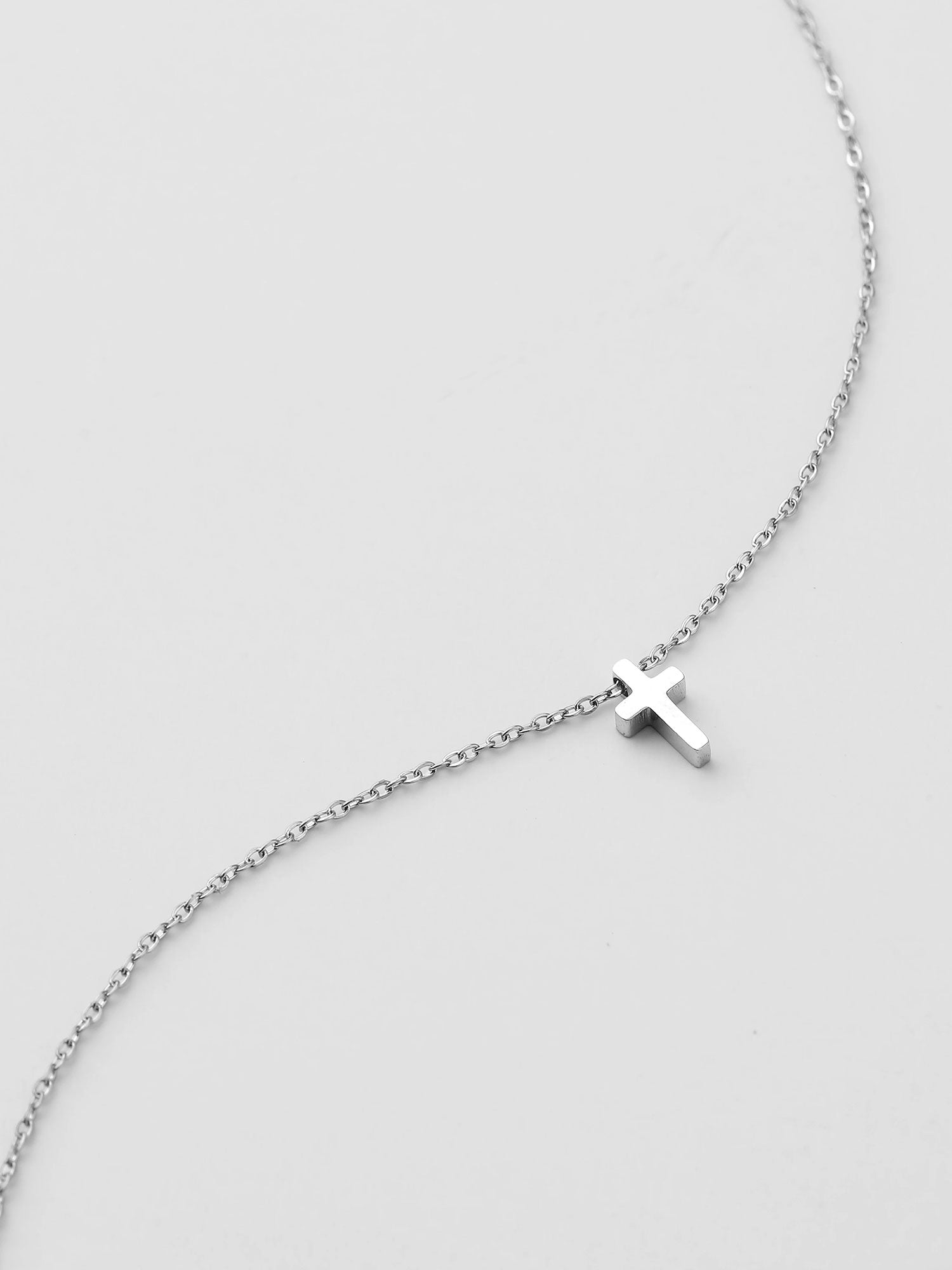 Collar Cruz Plateado Minimal