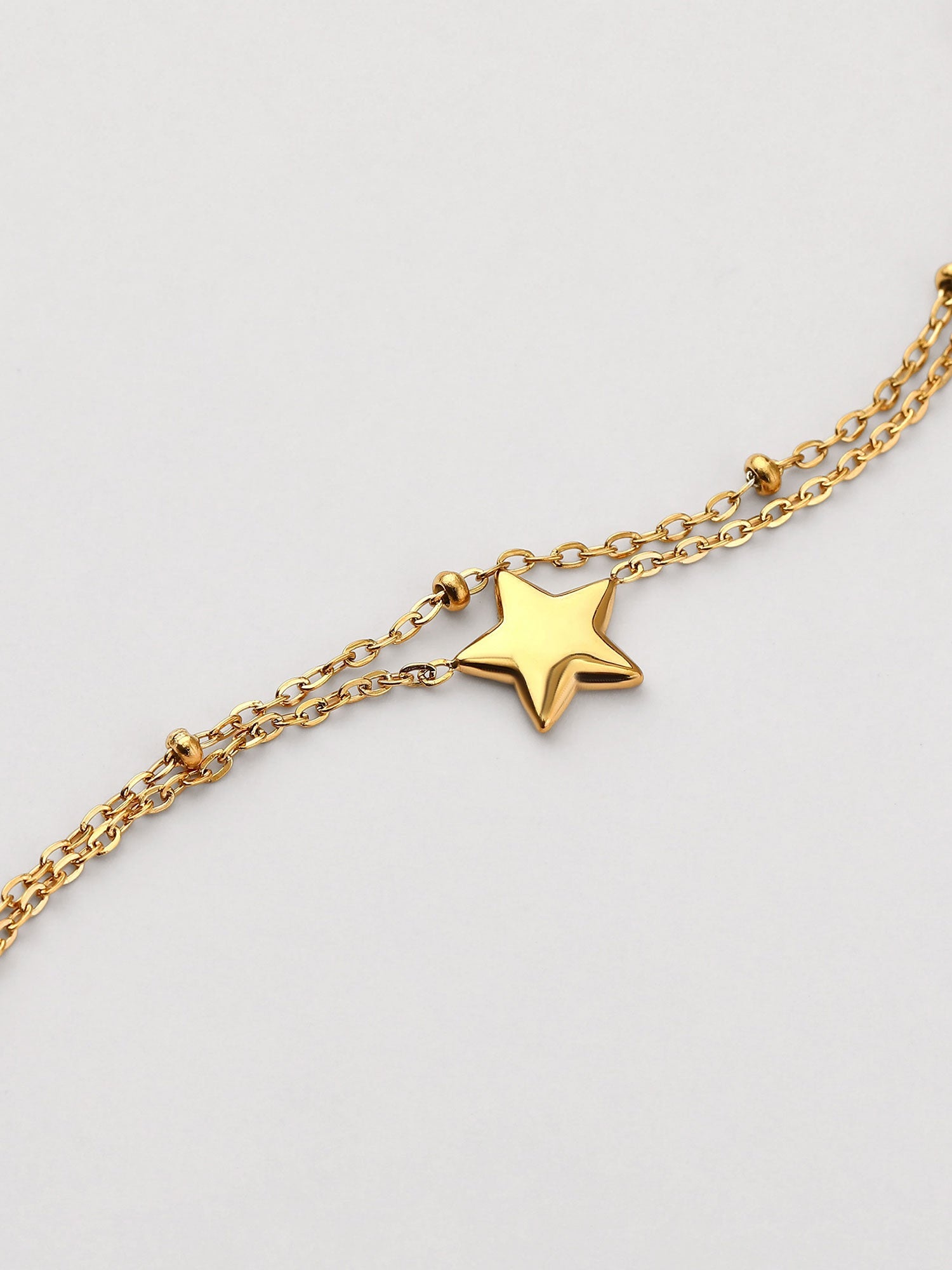 Pulsera simple con figura estrella dorada