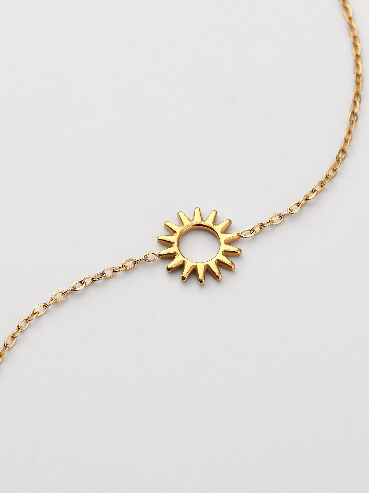 Pulsera simple con figura sol dorada