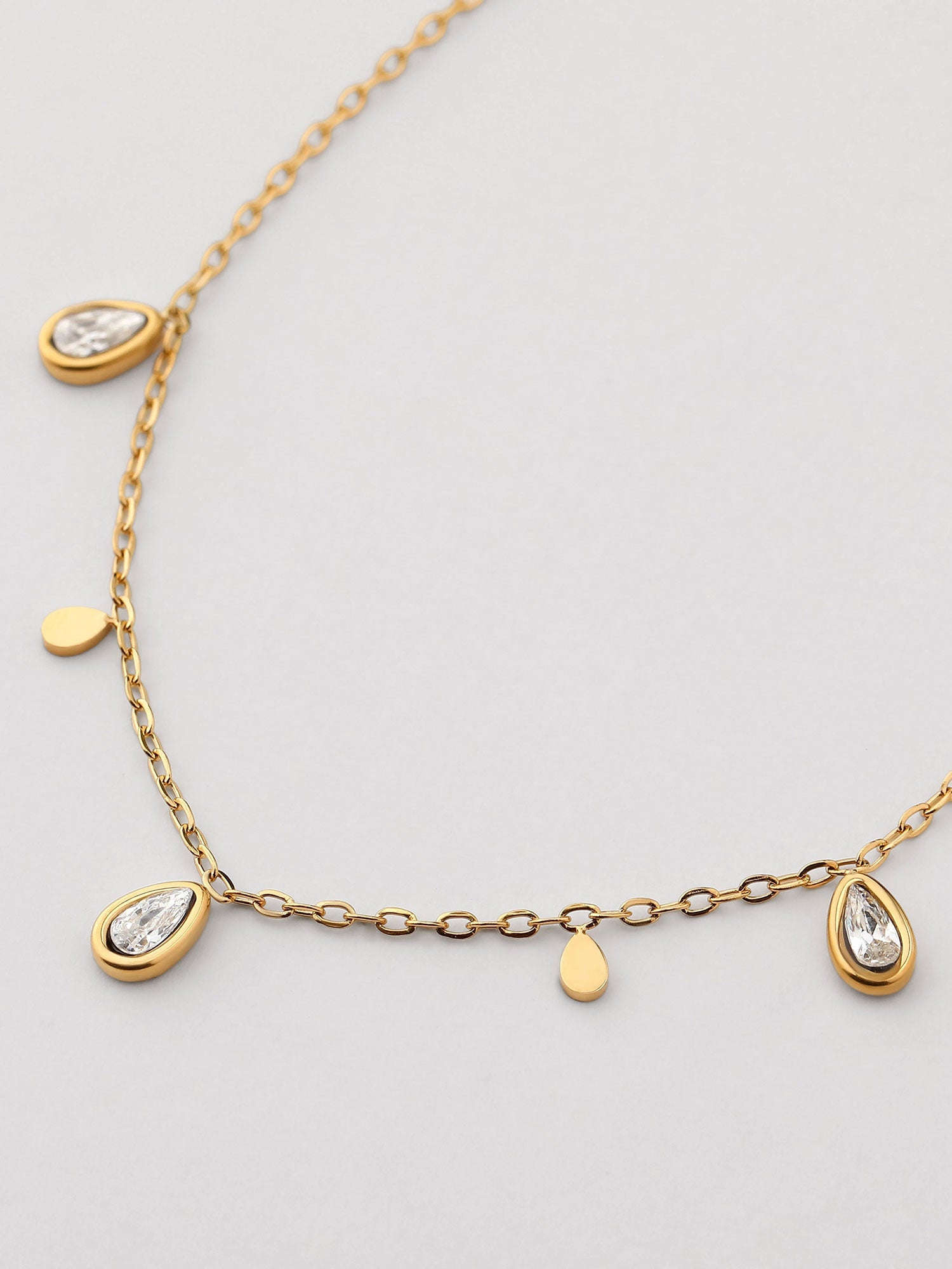 Pulsera fina con zirconias blanca dorada