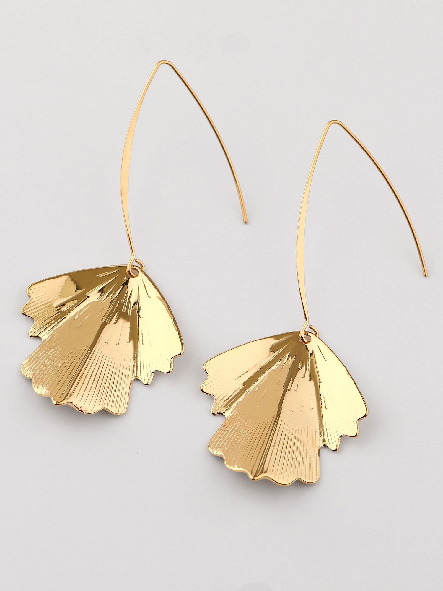 Pendientes colgantes de hoja dorados