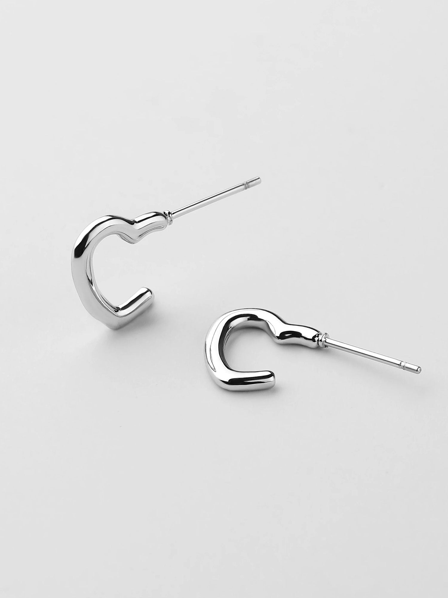 Pendientes aro Lina plateados con forma de corazón