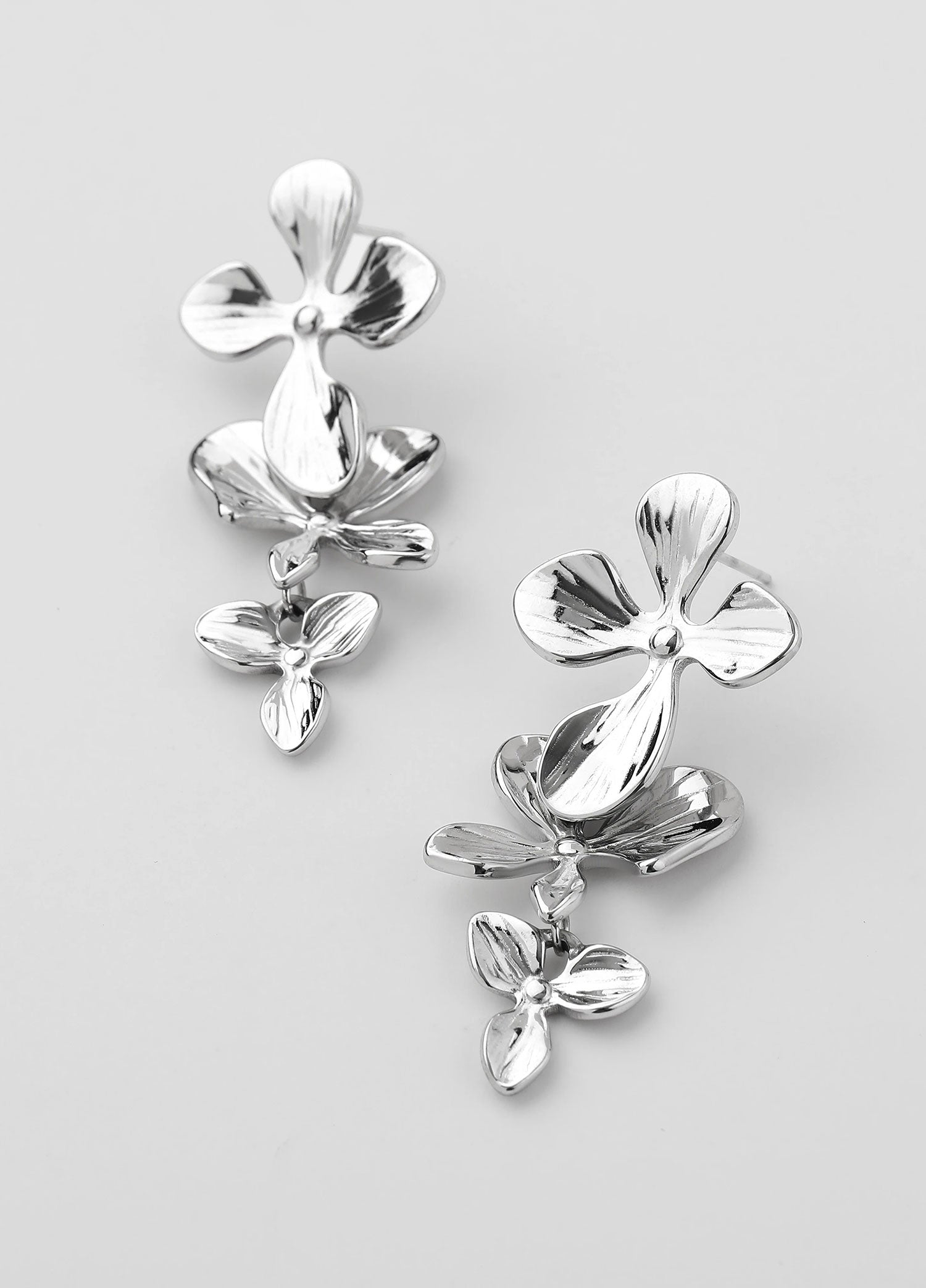 Pendientes colgantes de flores Ceres plateados