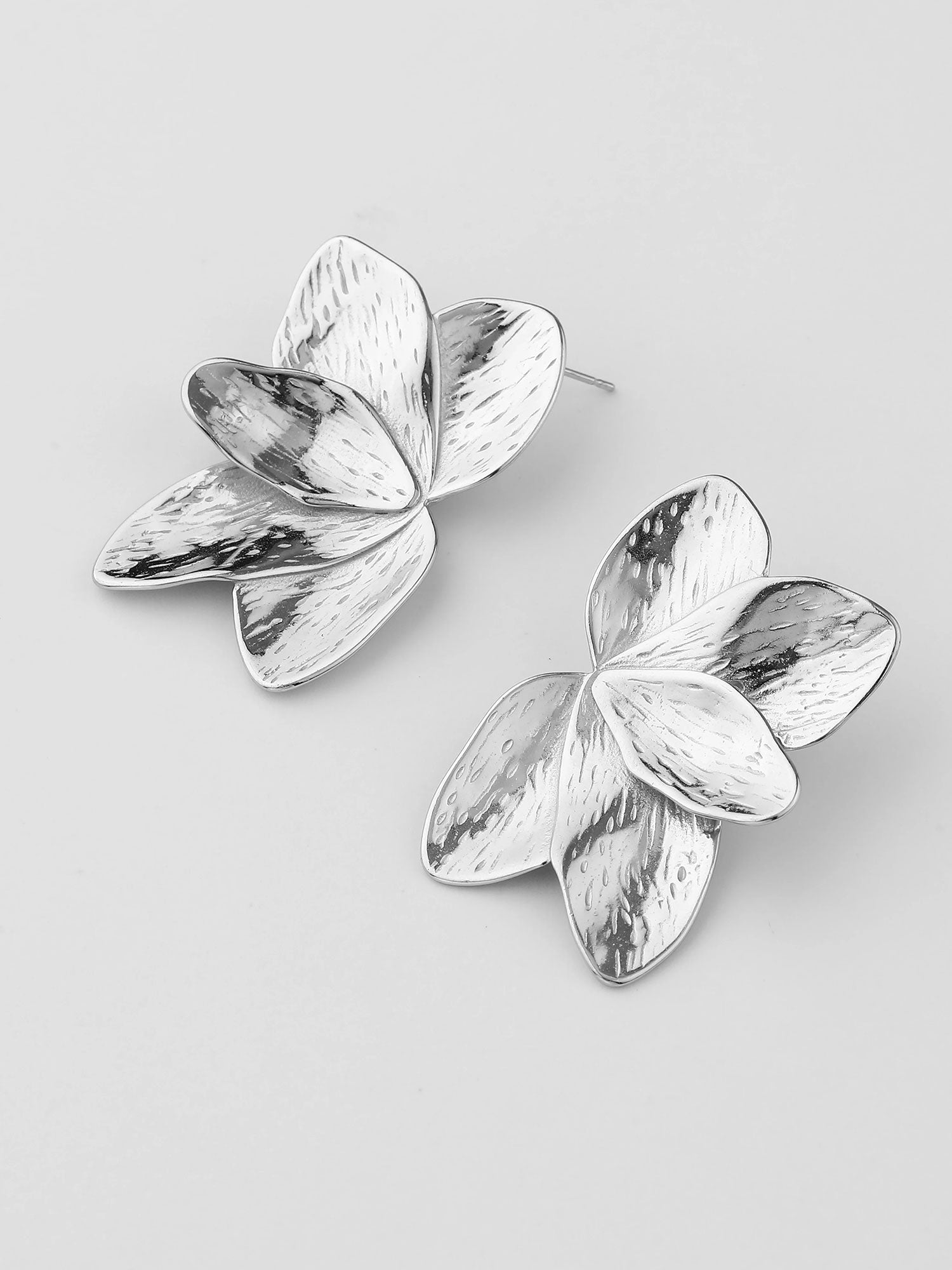 Pendientes forma hojas Daina plateados