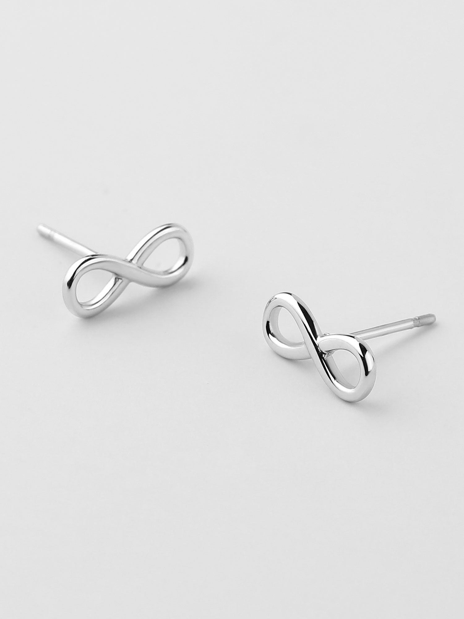 Pendientes infinito plateados