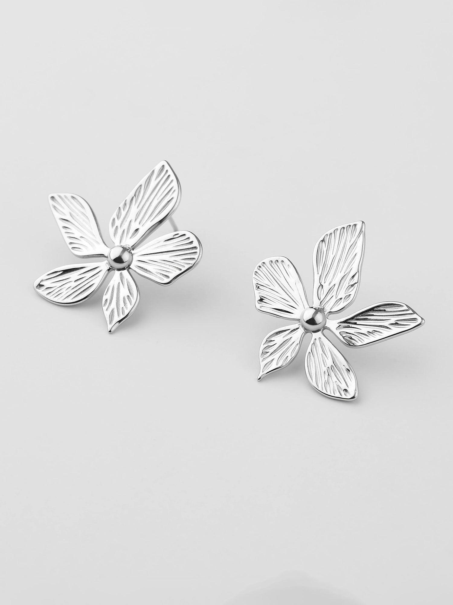 Pendientes Elora forma flor plateados