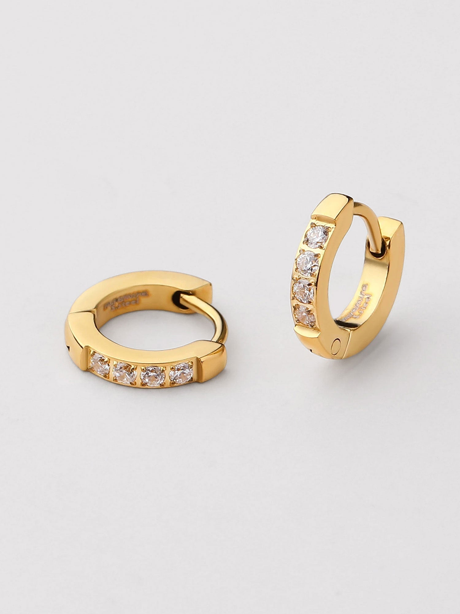 Pendientes dorados Elyra de aro con zirconias blancas