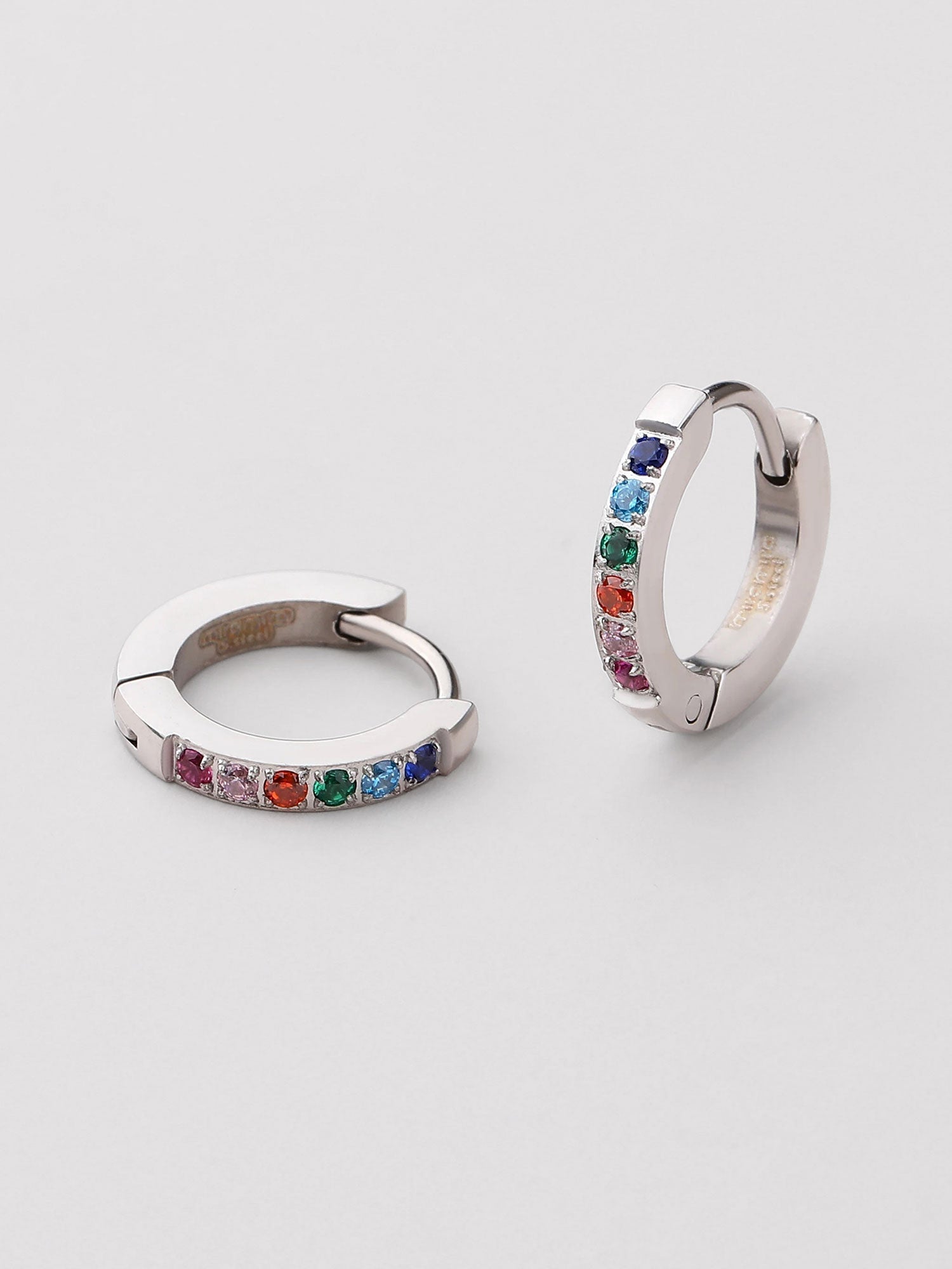 Pendientes aro Elara plateados con zirconias blancos