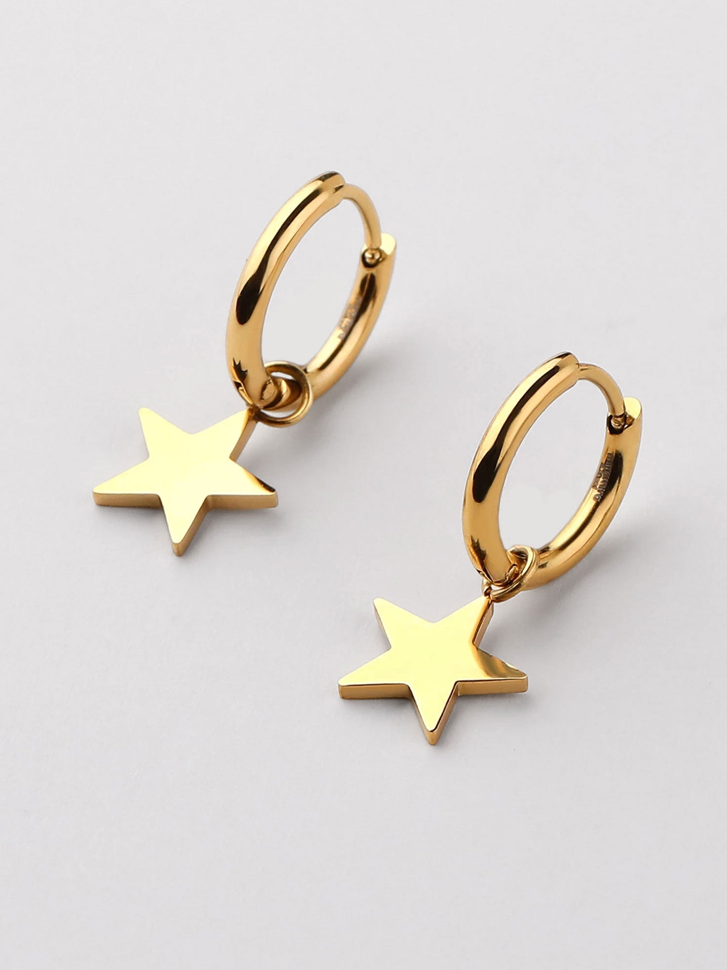 Pendientes dorados con colgante de estrella