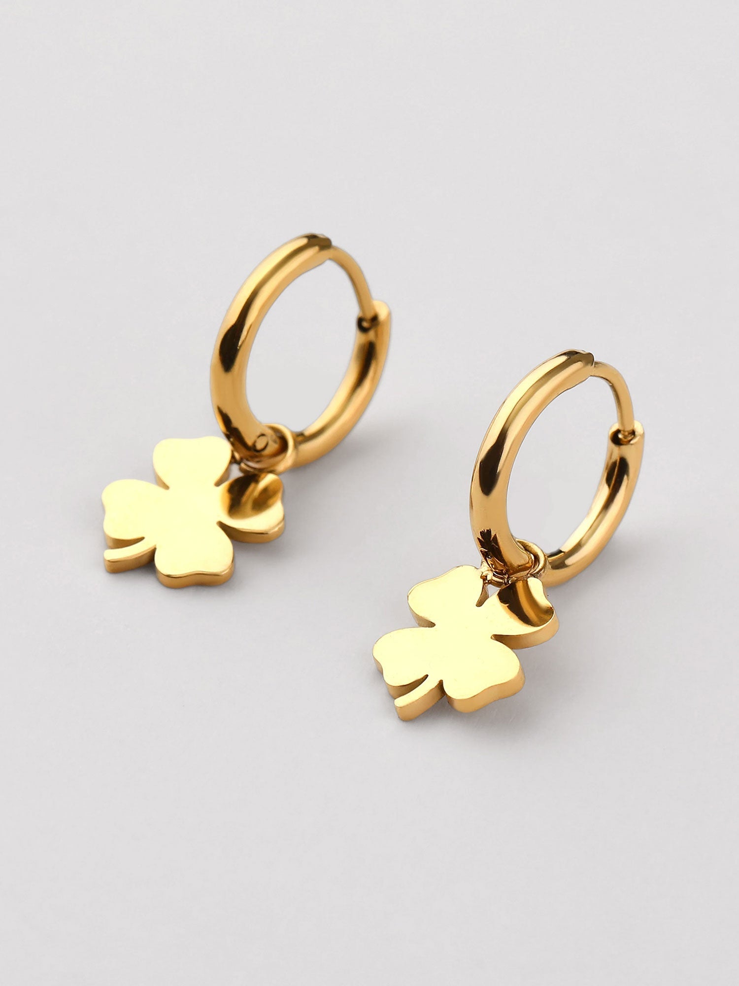 Pendientes Livia dorados con colgante en forma de trébol
