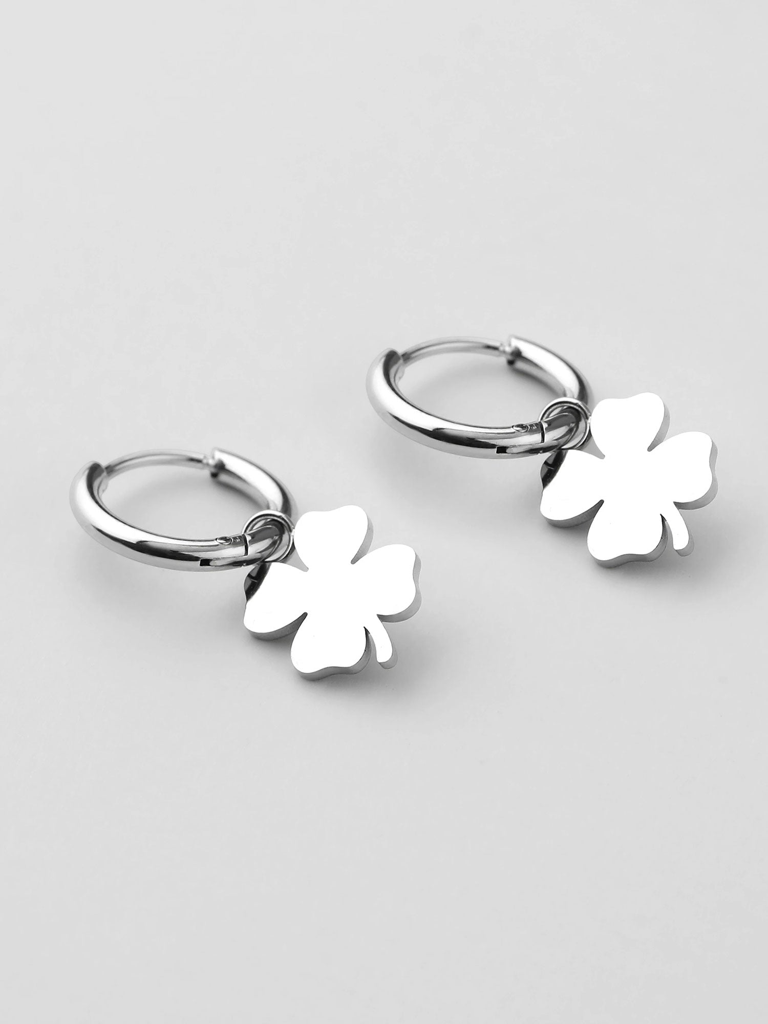 Pendientes Livia plateados con colgante en forma de trébol