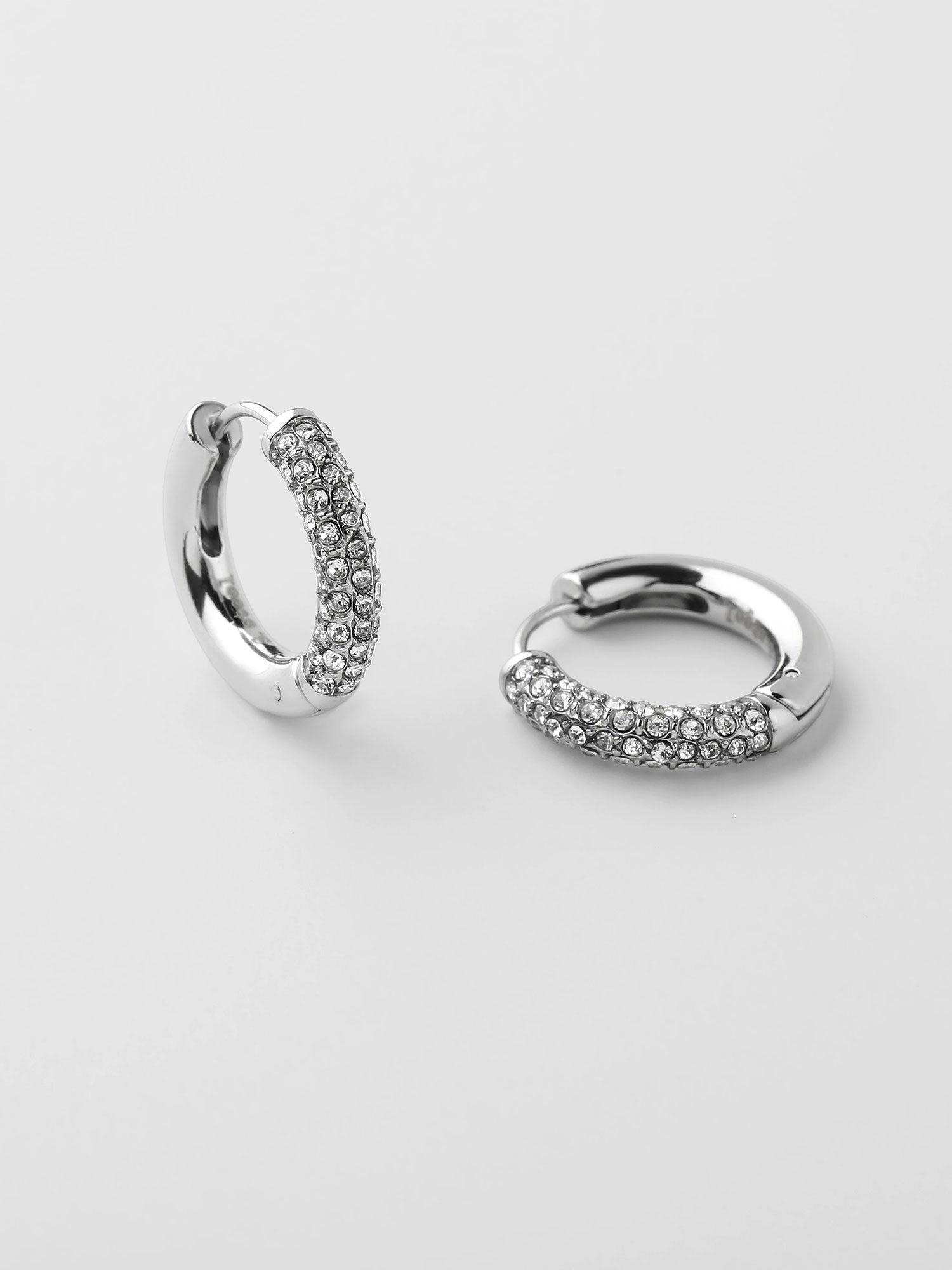 Pendientes aro Lola plateados con zirconias engarzadas