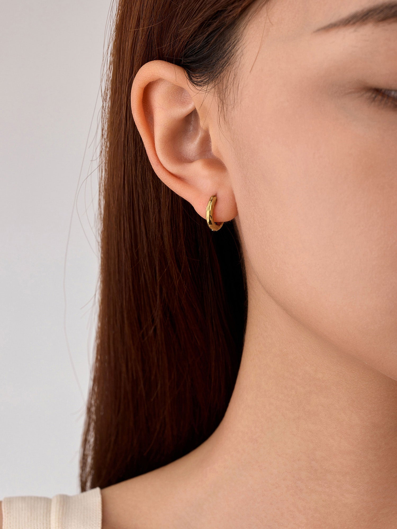 Pendientes aro Bella con textura plateados Mini