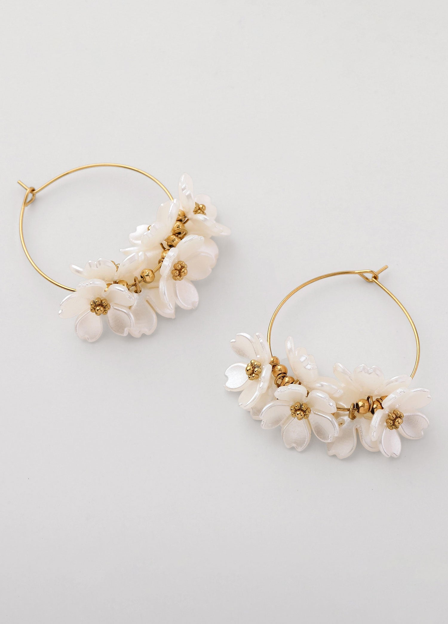 Pendientes forma flor con aro Isara dorados