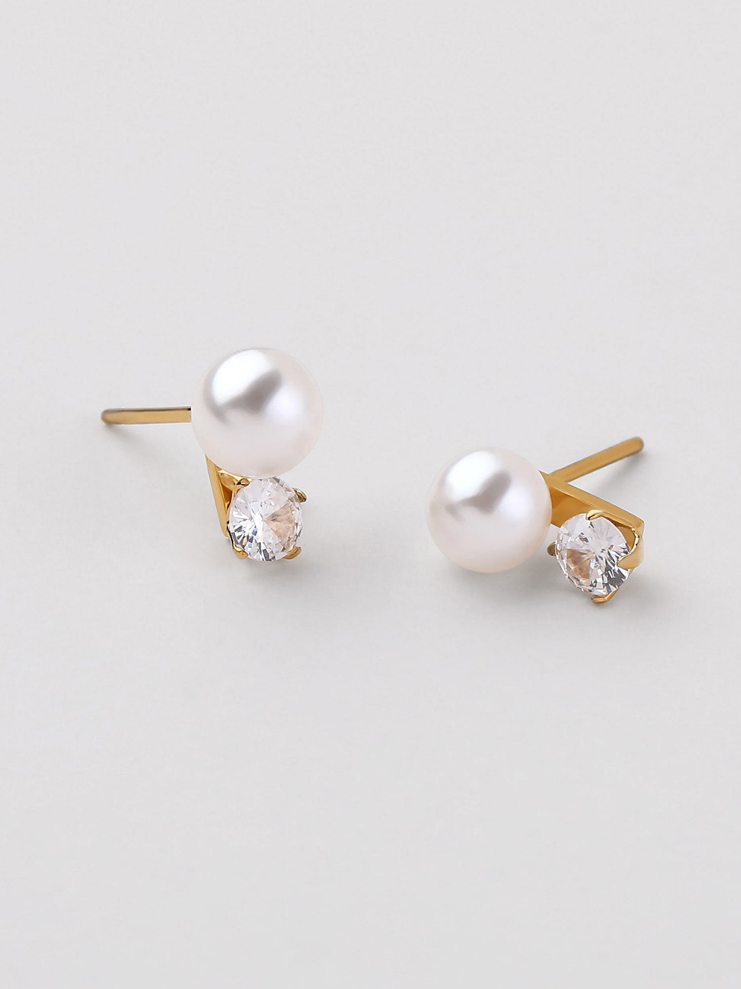 Pendientes dorados con perlas y zirconia