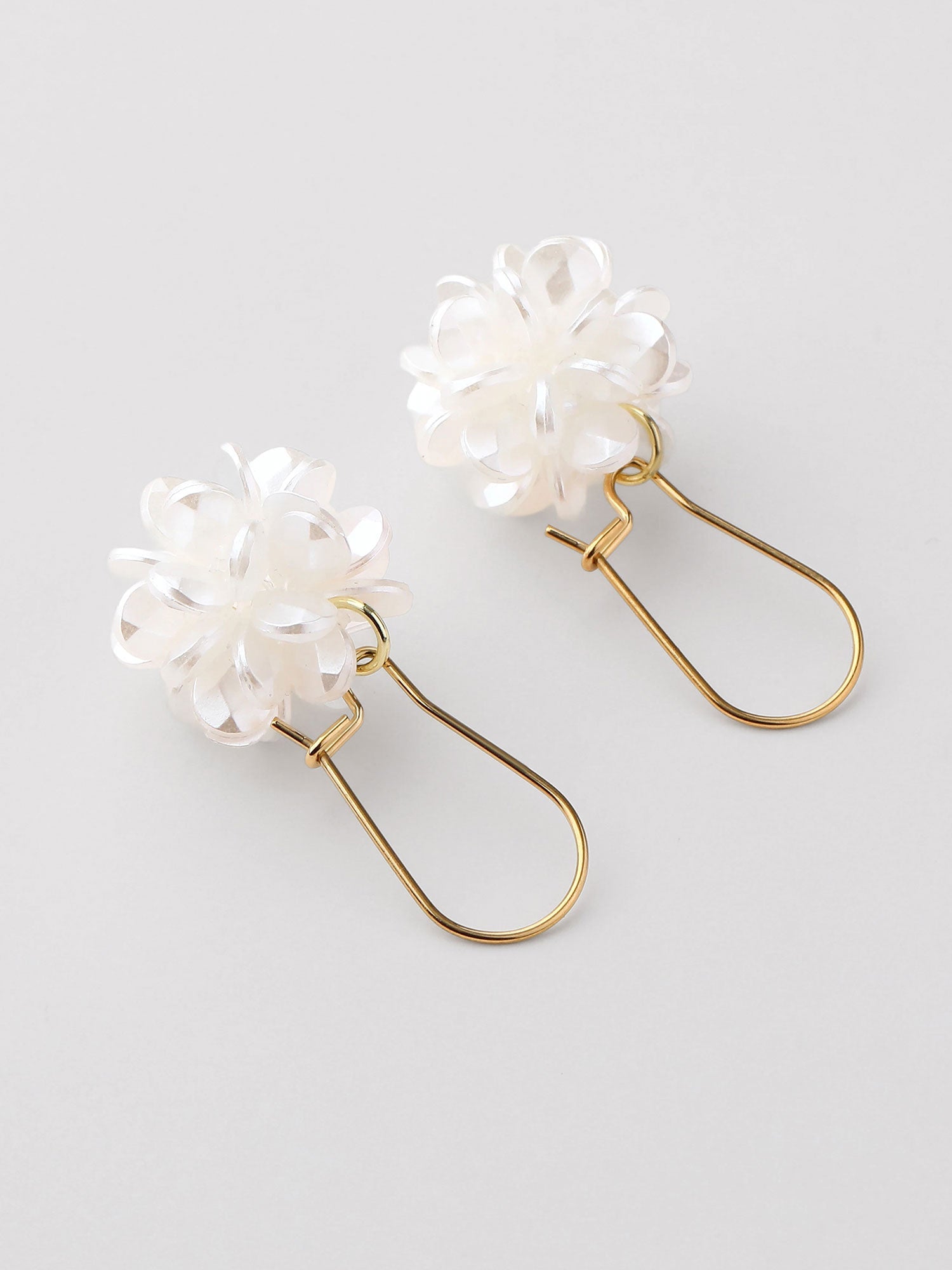 Pendientes Isolde colgantes flor perla dorados