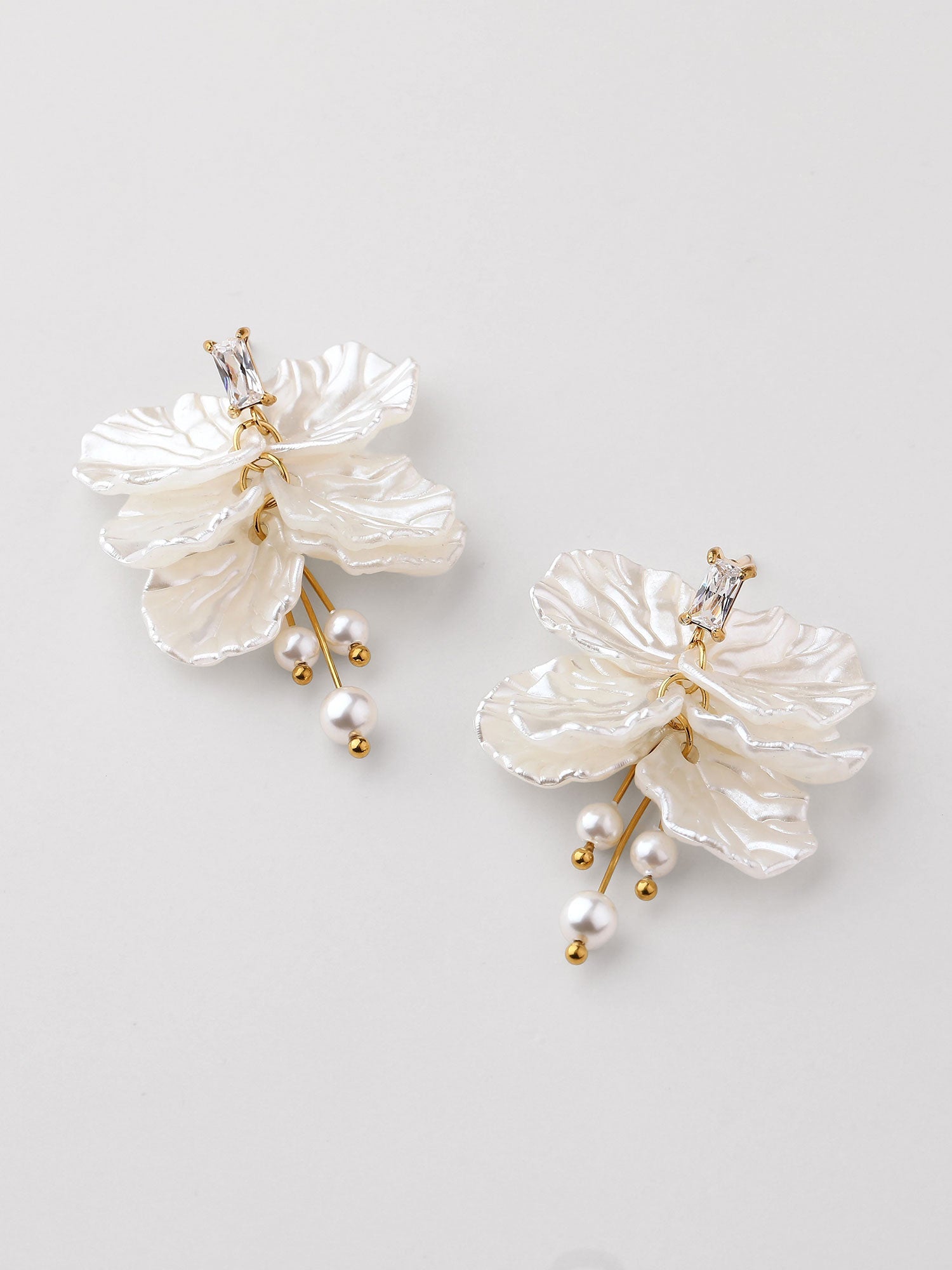 Pendientes Juna con flor de nácar dorados
