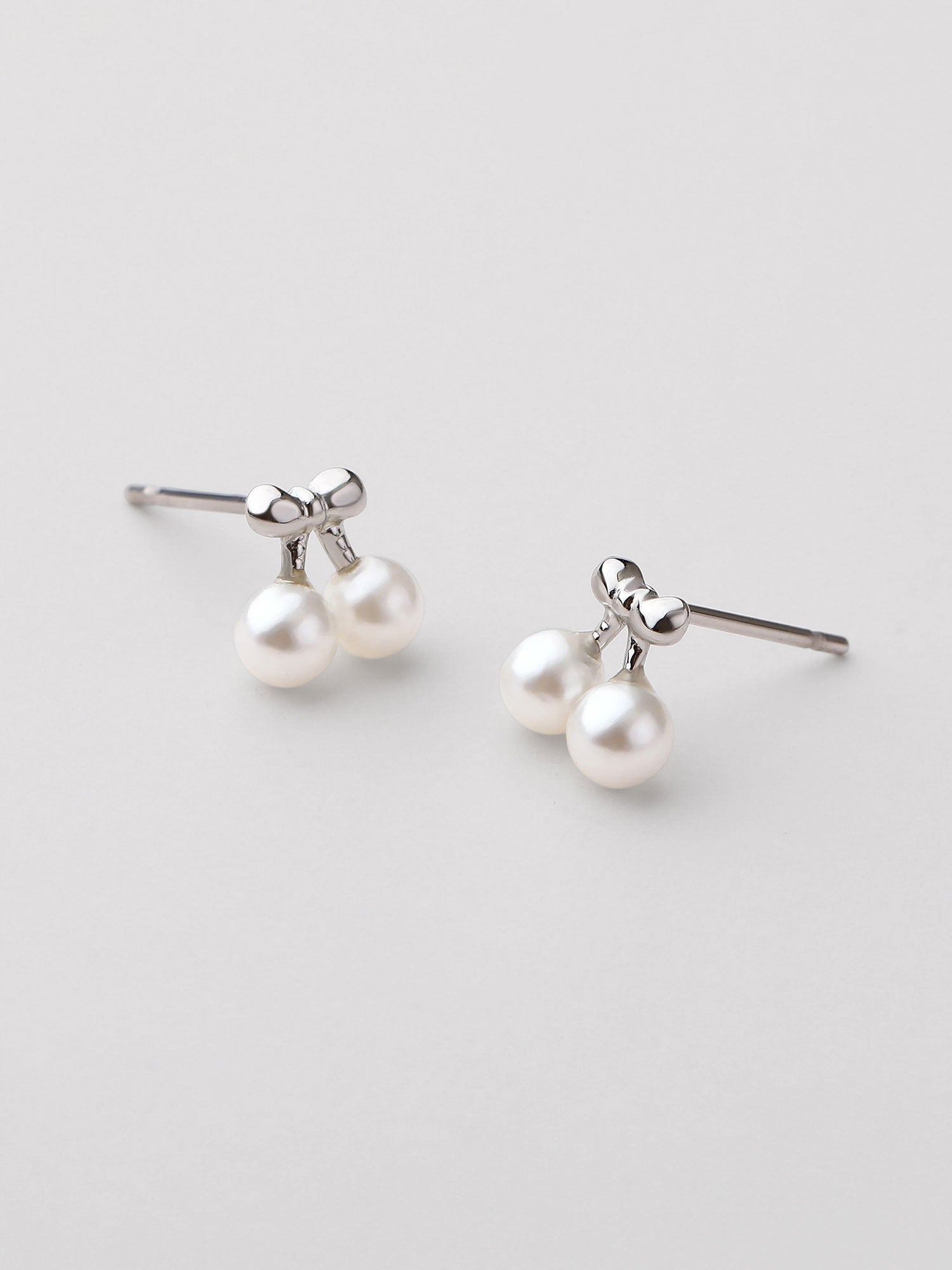 Pendientes de perla Nina forma cereza plateados