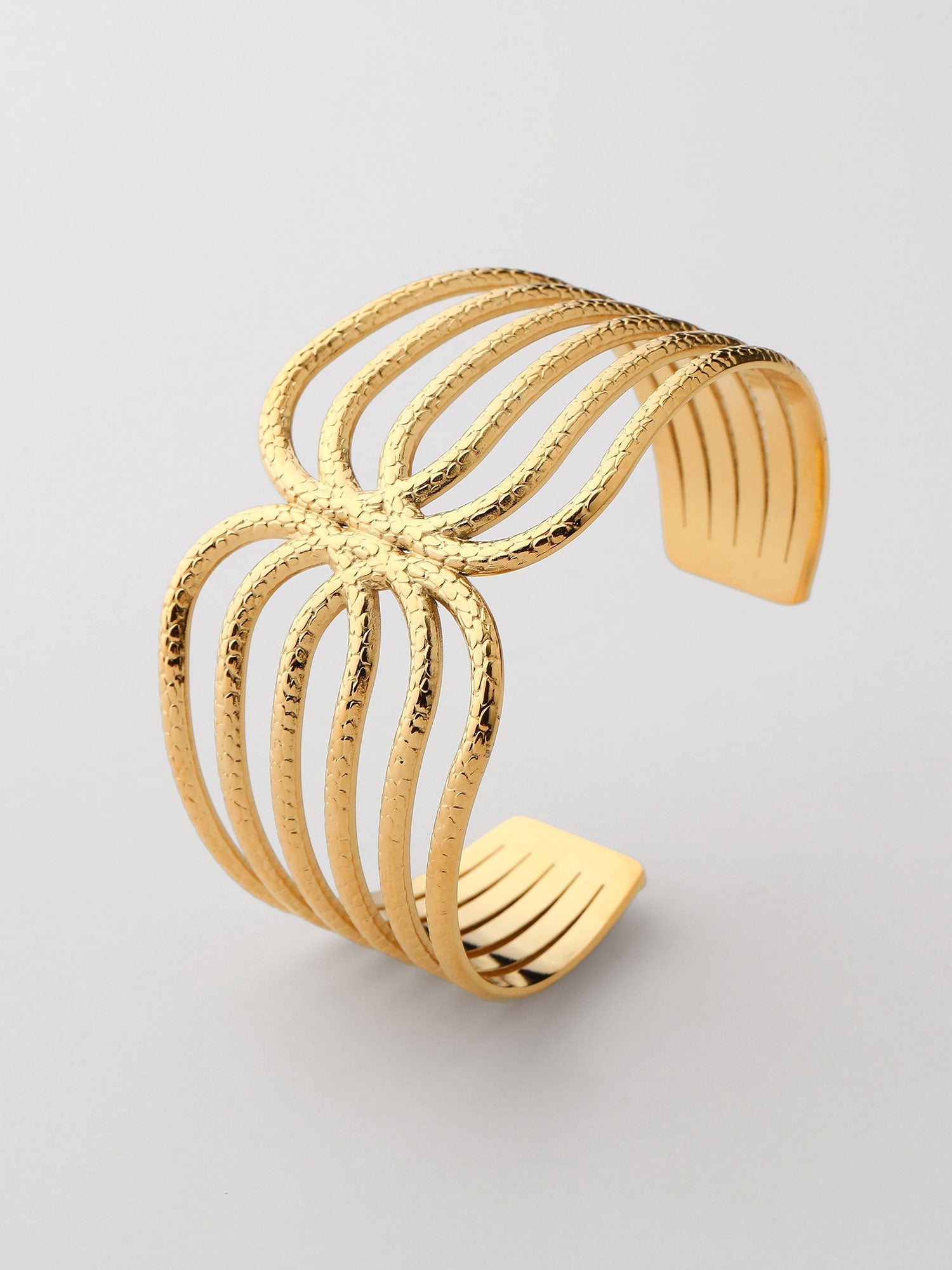 Brazalete abierto ancho con forma Dorado